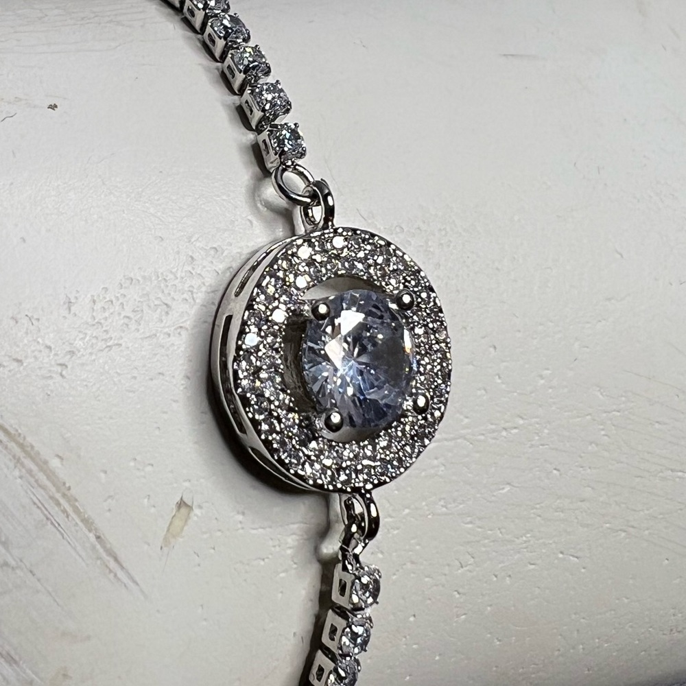 Circular cubic syconium diamond bracelet